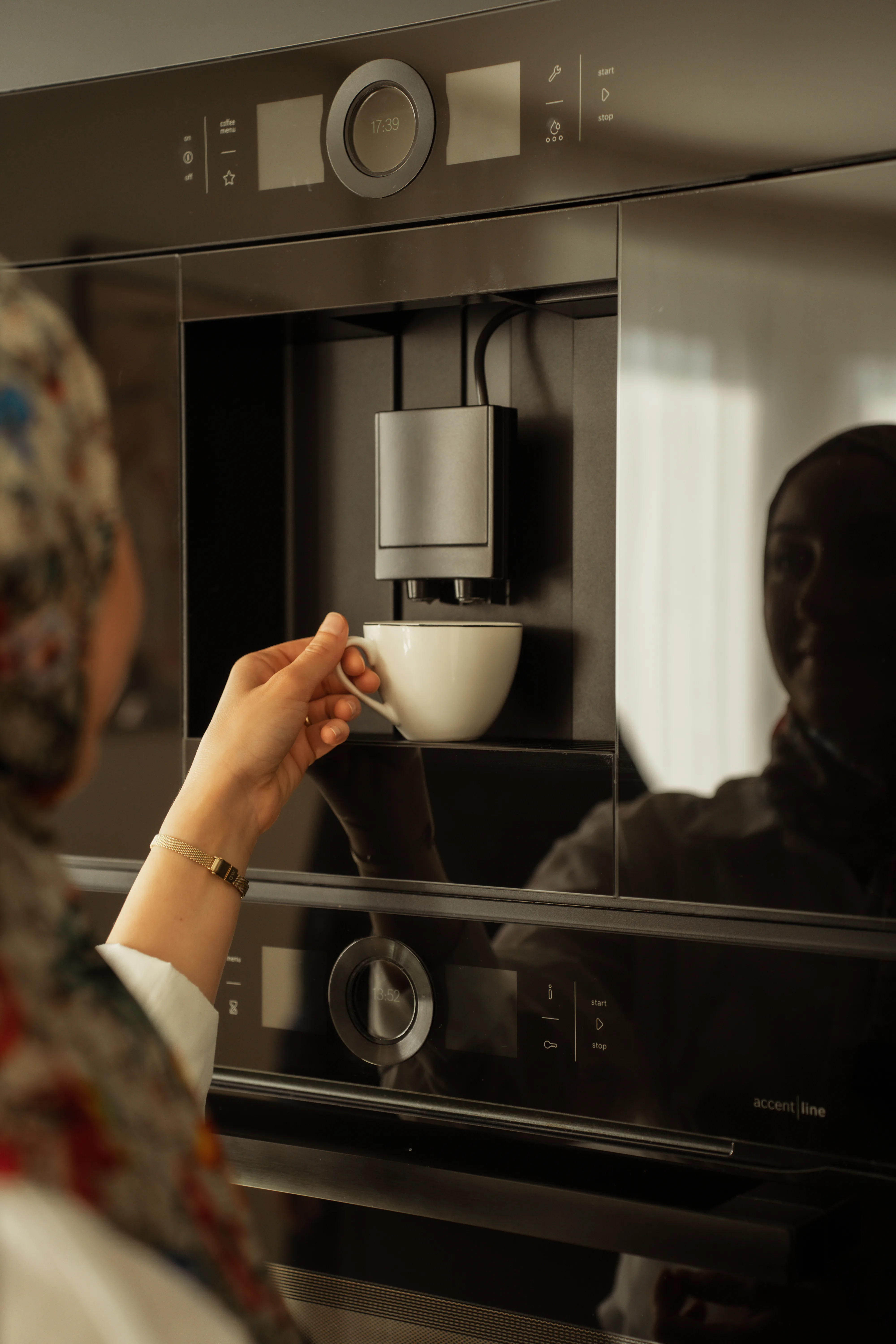 Kaffeetasse in ruhiger, einladender Atmosphäre