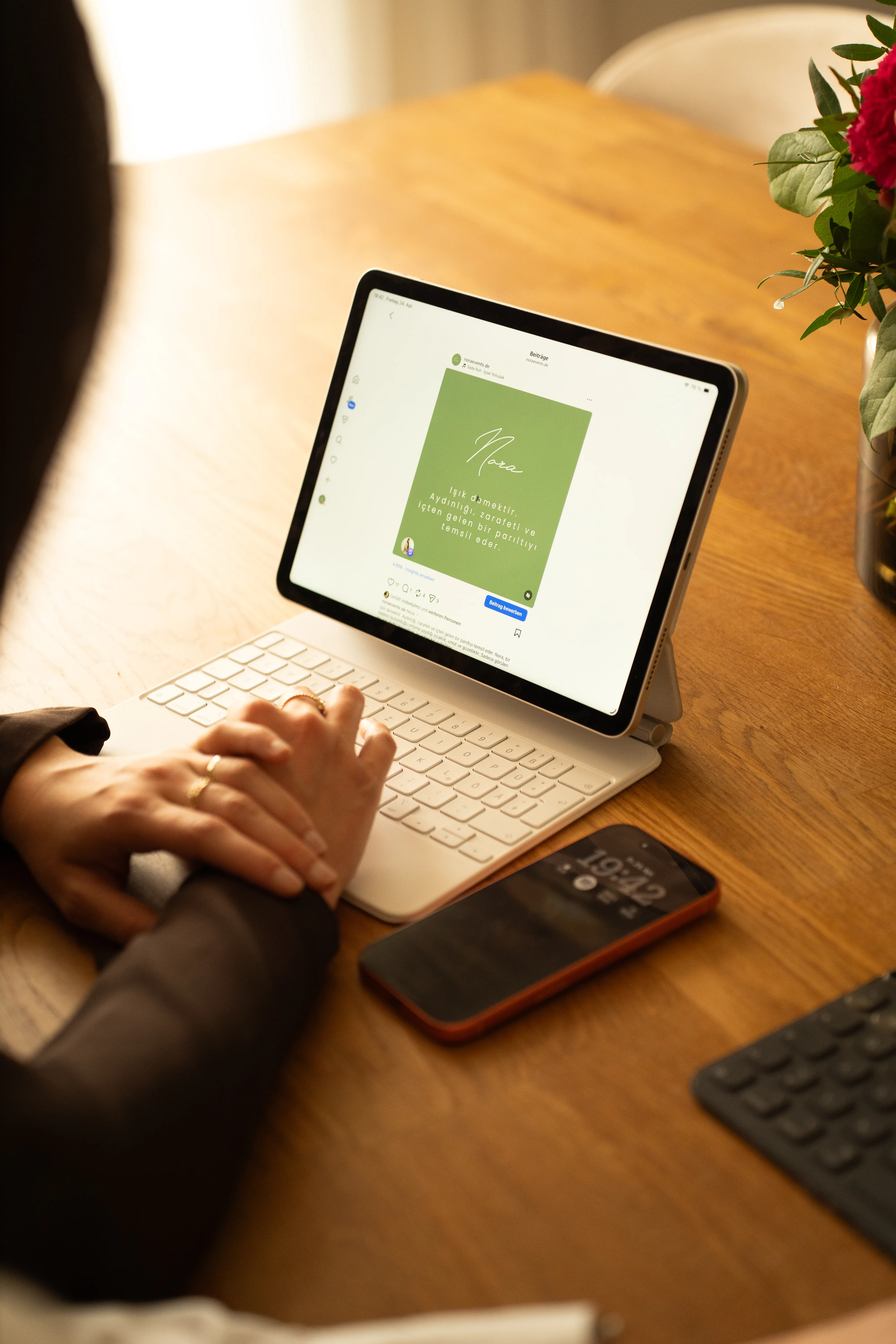 Arbeitsplatz mit Laptop in heller, ruhiger Umgebung
